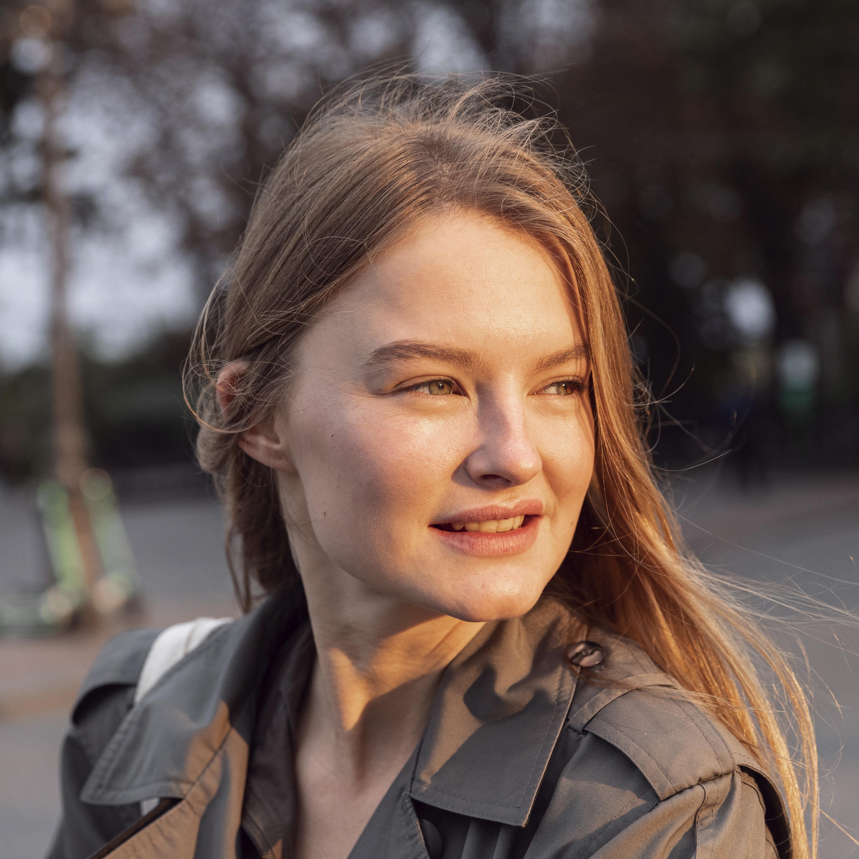 files/smiley-woman-outdoors-city.jpg